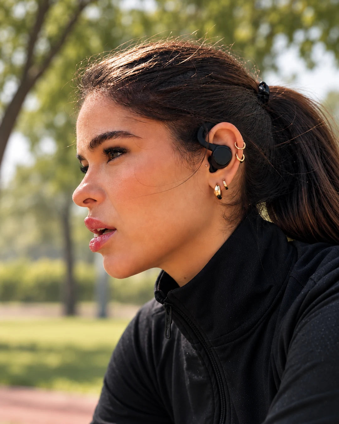Mulher usando o fone 4LSport com gancho ao ar livre