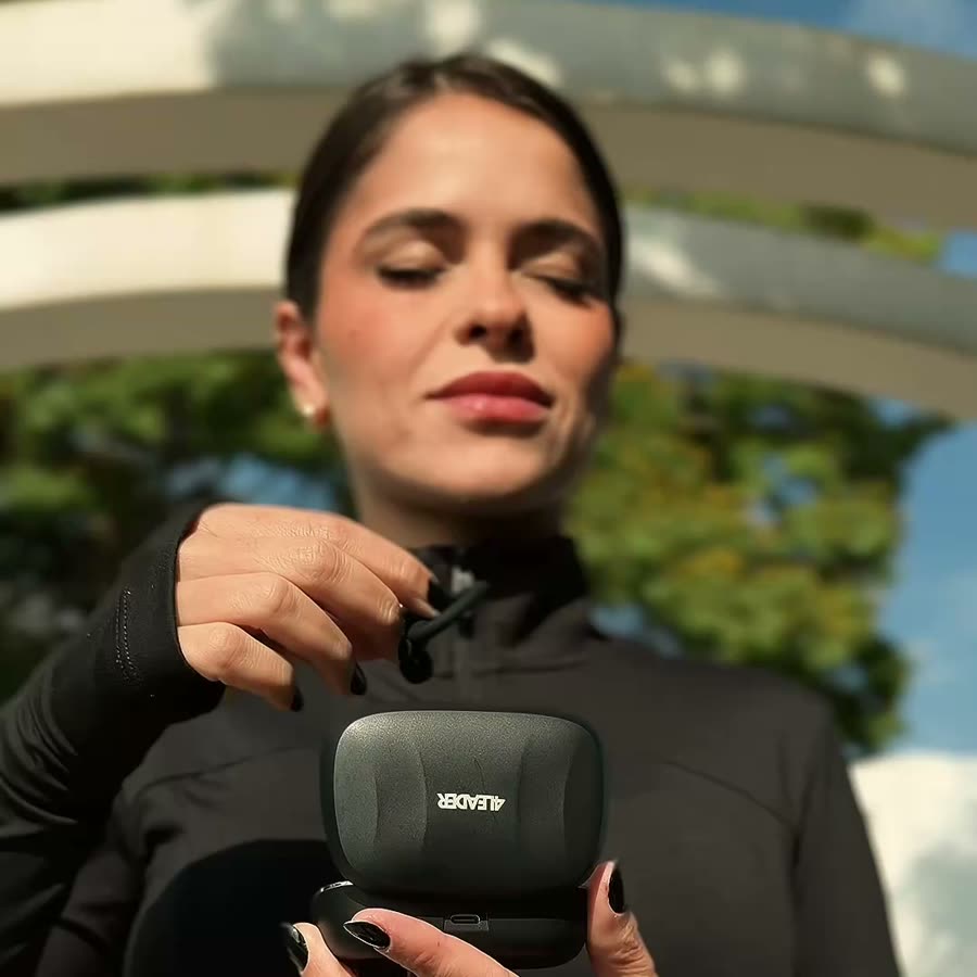 Rebeca tirando o fone 4LSport do estojo