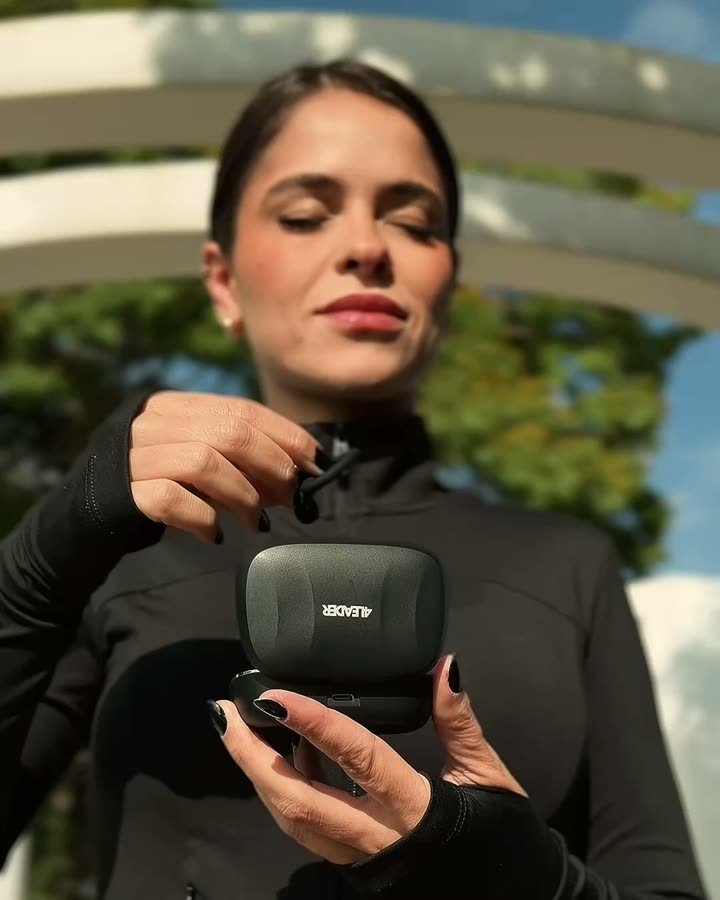 Rebeca usando o fone 4LSport com gancho ao ar livre
