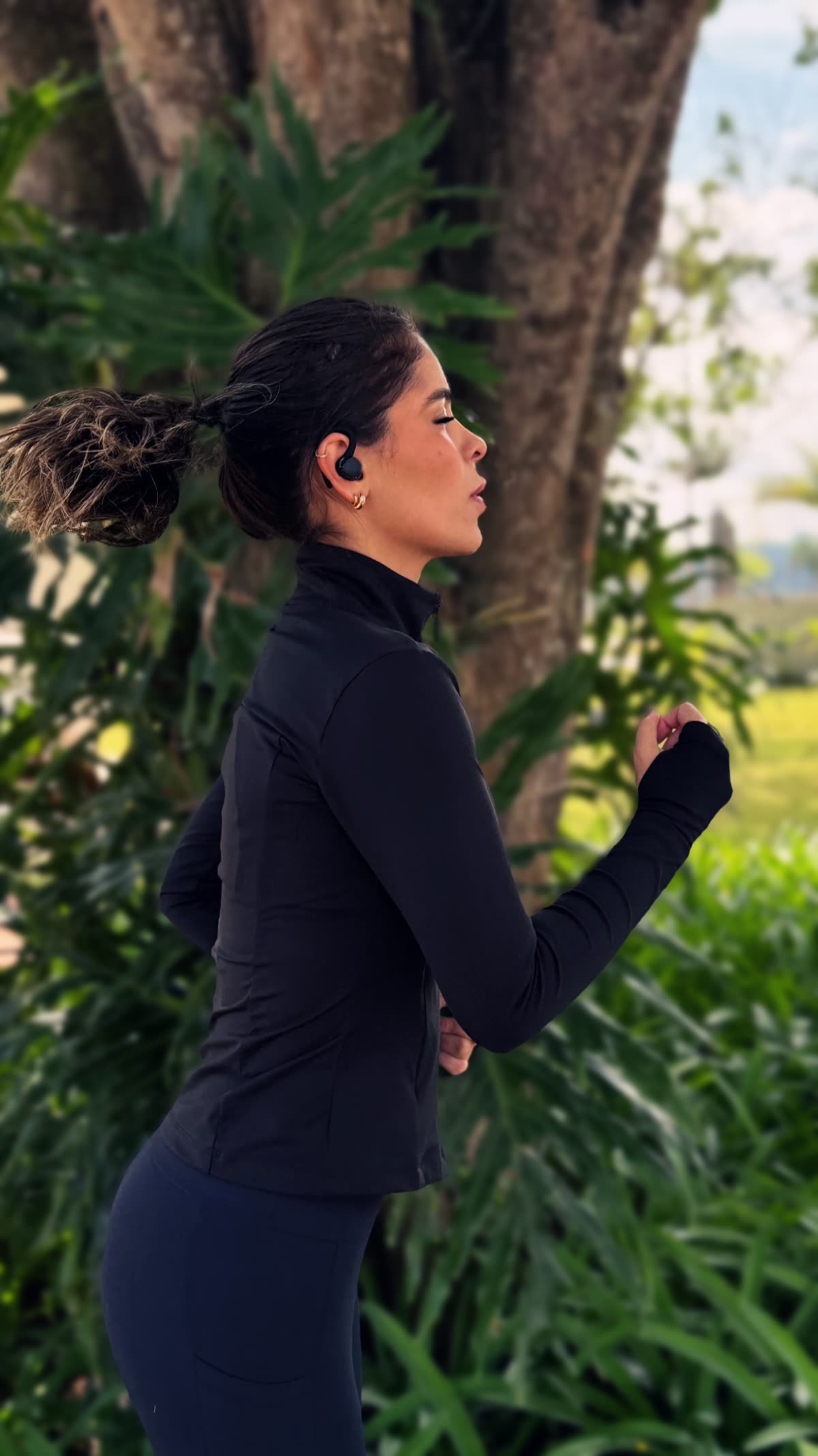 Rebeca usando o fone 4LSport com gancho ao ar livre