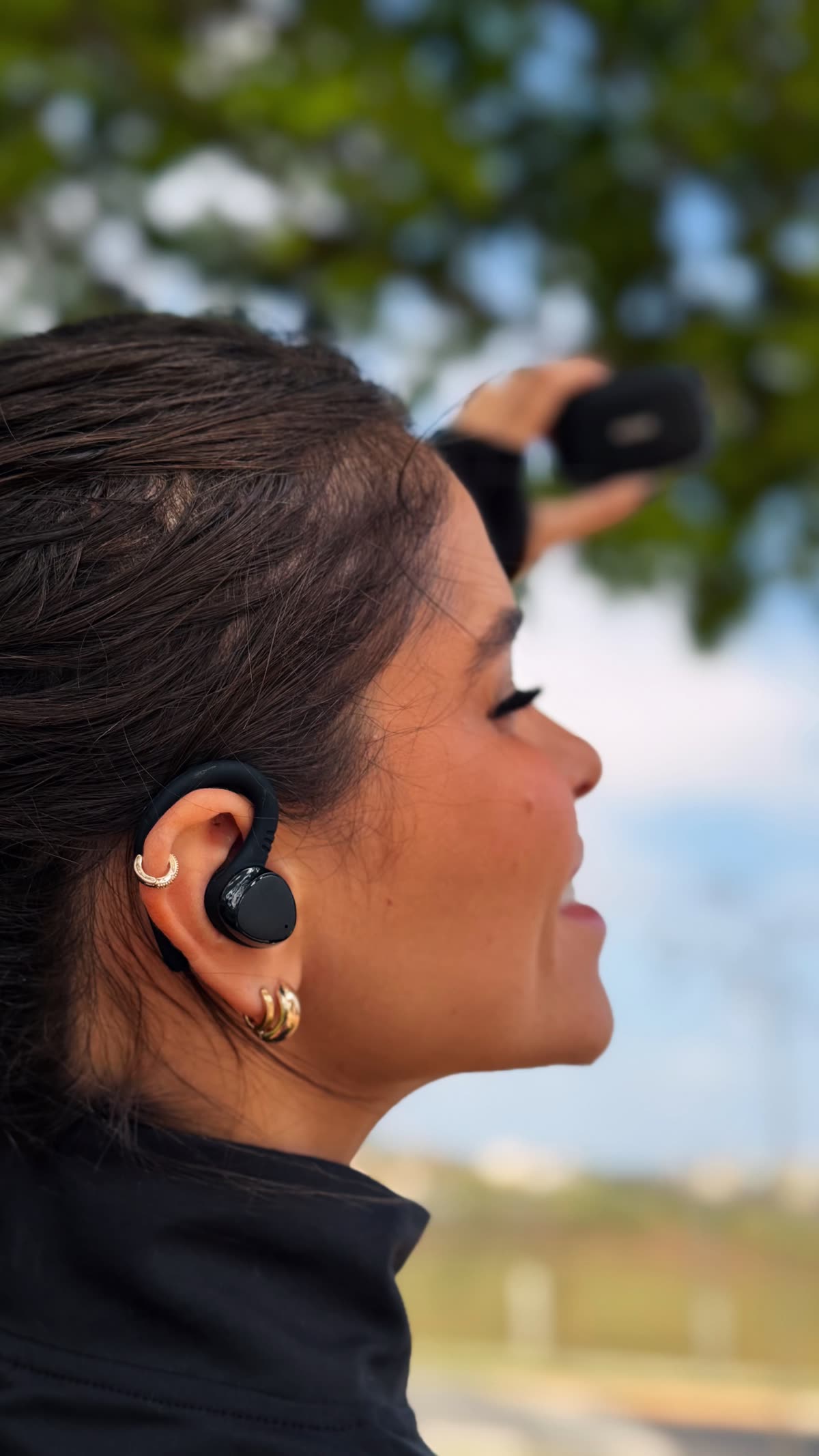 Rebeca usando o fone 4LSport com gancho ao ar livre