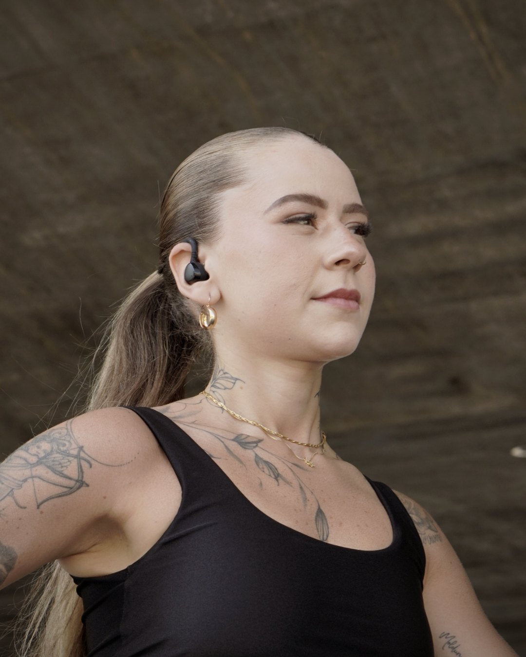 Gancho do fone apoiado atrás da orelha